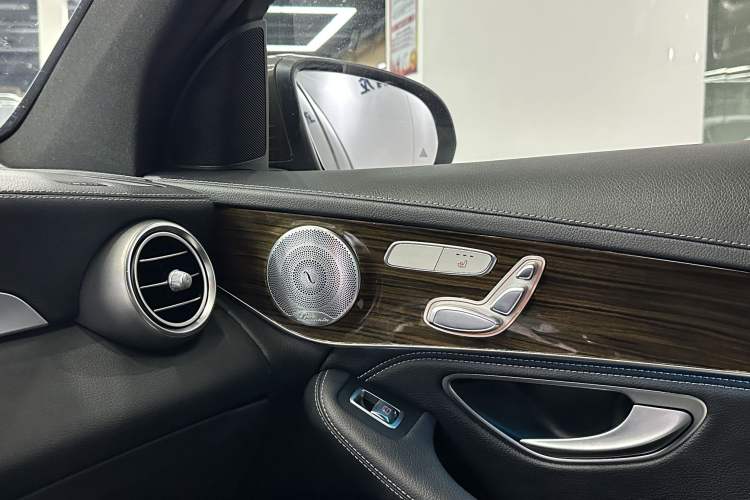 Used Mercedes-Benz GLC 2018 GLC 260 4MATIC Luxury Model Interior 5