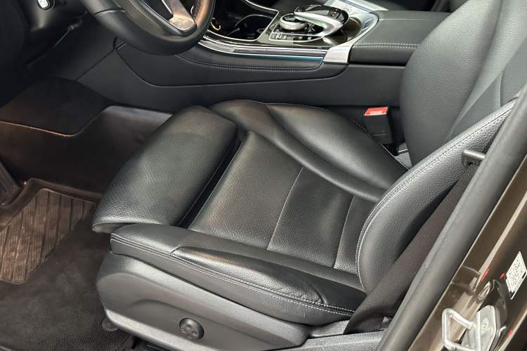 Used Mercedes-Benz GLC 2018 GLC 260 4MATIC Luxury Model Interior 8