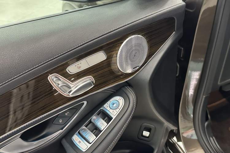 Used Mercedes-Benz GLC 2018 GLC 260 4MATIC Luxury Model Interior 9