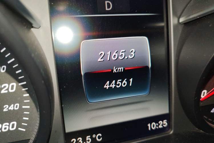 Used Mercedes-Benz GLC 2018 Facelift GLC 260 4MATIC Luxury Edition Odometer Close Up