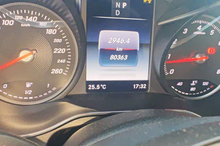 Used Mercedes-Benz GLC 2018 GLC 260 4MATIC Luxury Model Odometer Close Up