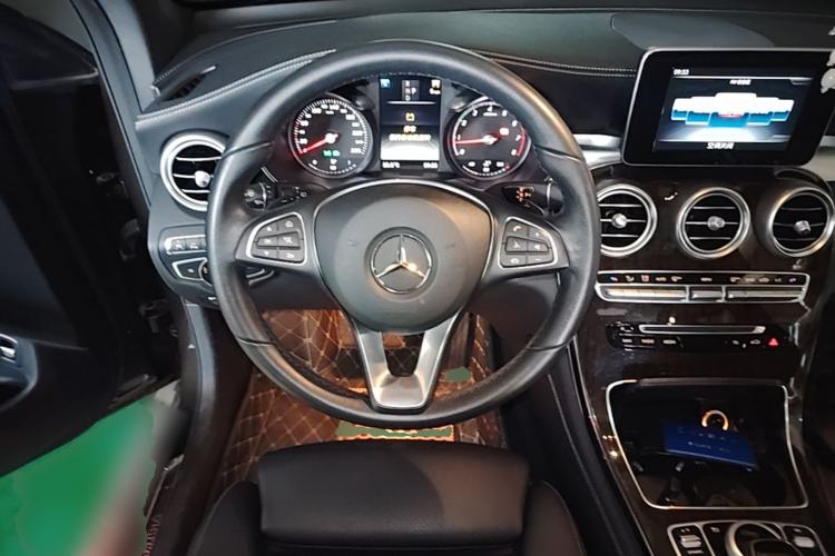 Used Mercedes-Benz GLC 2018 Facelift GLC 260 4MATIC Luxury Edition Steering Wheel