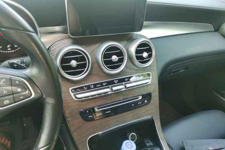 Used Mercedes-Benz GLC 2018 Refreshed GLC 300 4MATIC Dynamic Edition Audio And AC Panel