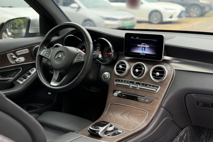 Used Mercedes-Benz GLC 2018 Refreshed GLC 300 4MATIC Dynamic Edition Interior 2