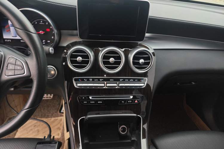 Used Mercedes-Benz GLC 2018 GLC 260 4MATIC Dynamic Edition Audio And AC Panel