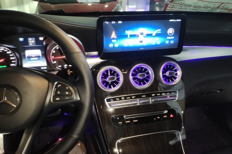 Used Mercedes-Benz GLC 2018 GLC 260 4MATIC Luxury Model Center Console