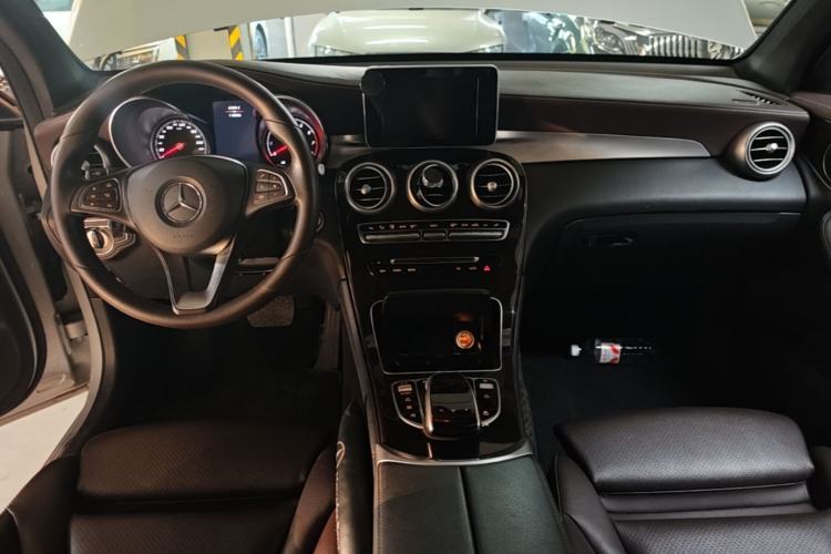 Used Mercedes-Benz GLC 2018 Facelifted GLC 260 4MATIC Dynamic Edition Center Console