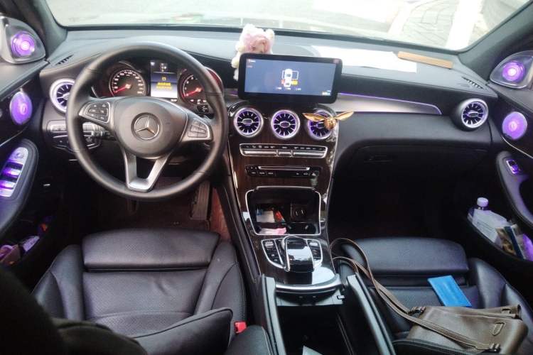 Used Mercedes-Benz GLC 2018 GLC 260 4MATIC Luxury Model Center Console