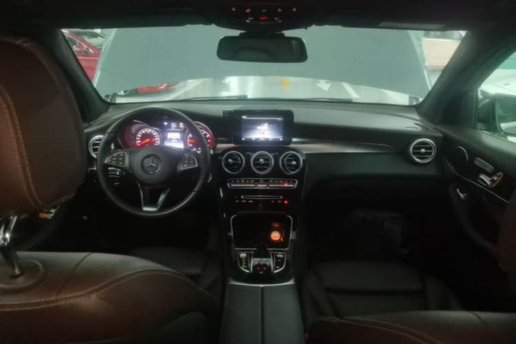 Used Mercedes-Benz GLC 2018 Facelifted GLC 260 4MATIC Dynamic Edition Center Console