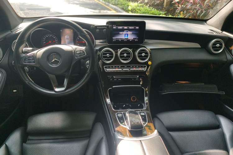 Used Mercedes-Benz GLC 2018 GLC 260 4MATIC Luxury Model Center Console