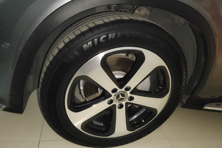 Used Mercedes-Benz GLC 2018 GLC 260 4MATIC Luxury Model Exterior 2