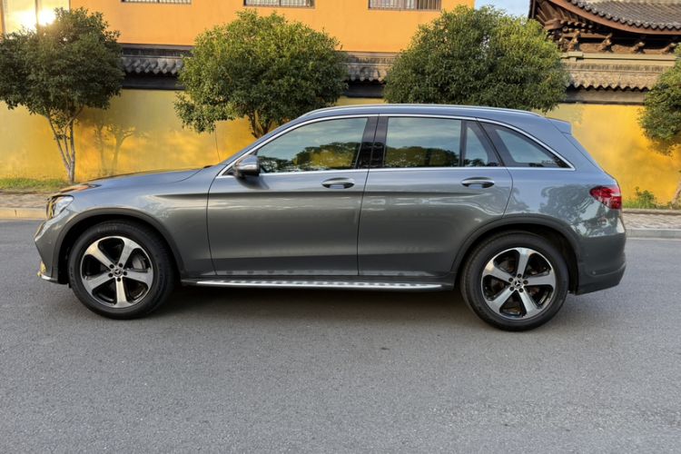 Used Mercedes-Benz GLC 2018 GLC 260 4MATIC Luxury Model Exterior 4