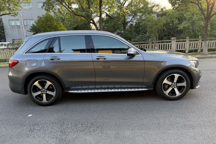 Used Mercedes-Benz GLC 2018 GLC 260 4MATIC Luxury Model Exterior 6