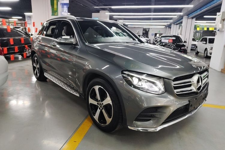 Used Mercedes-Benz GLC 2018 GLC 260 4MATIC Luxury Model Front Right 45 Deg