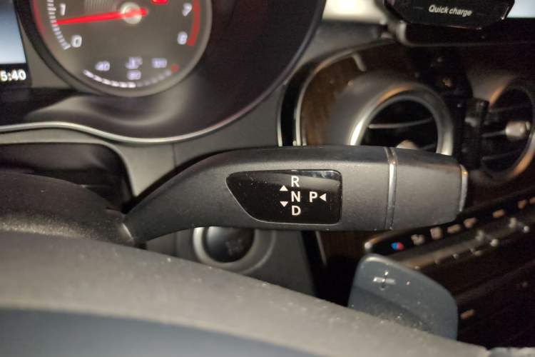 Used Mercedes-Benz GLC 2018 Facelift GLC 260 4MATIC Luxury Edition Gear Lever