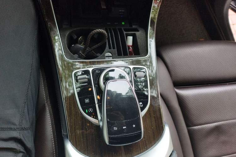 Used Mercedes-Benz GLC 2018 Facelift GLC 260 4MATIC Luxury Edition Gear Lever