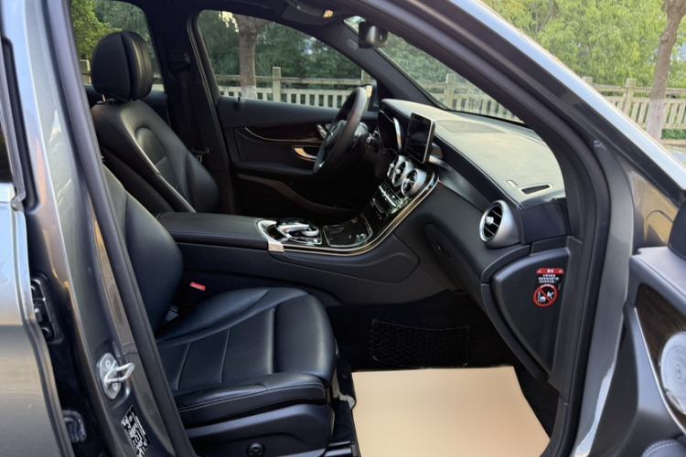 Used Mercedes-Benz GLC 2018 GLC 260 4MATIC Luxury Model Right Front Seat