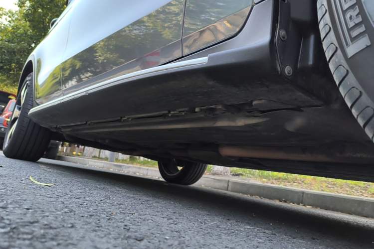Used Mercedes-Benz GLC 2018 GLC 300 4MATIC Sport Edition Right Side Sill