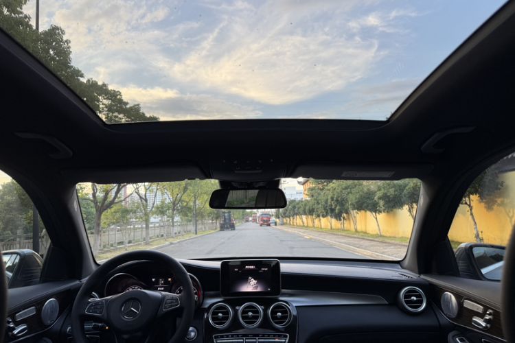 Used Mercedes-Benz GLC 2018 GLC 260 4MATIC Luxury Model Roof