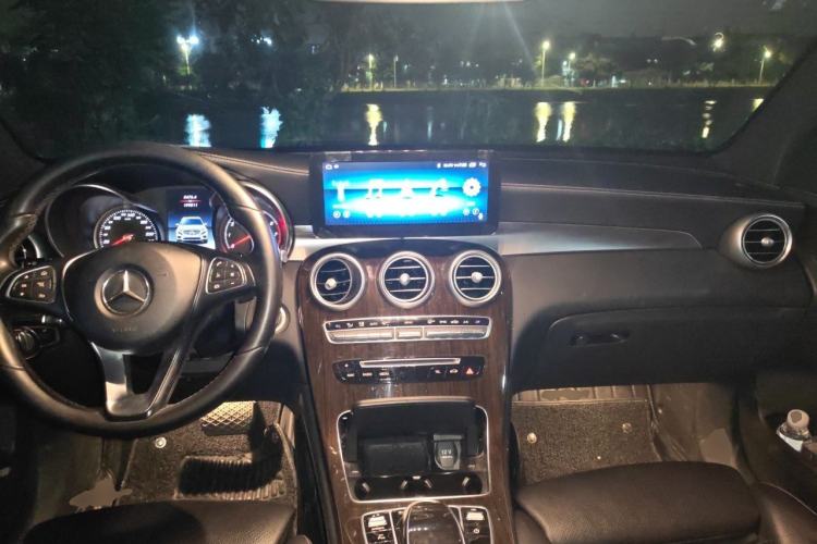 Used Mercedes-Benz GLC 2018 GLC 260 4MATIC Luxury Model Center Console