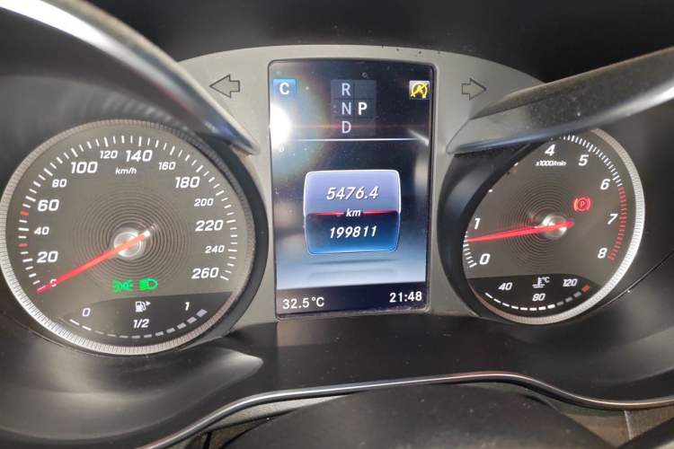 Used Mercedes-Benz GLC 2018 GLC 260 4MATIC Luxury Model Odometer Close Up