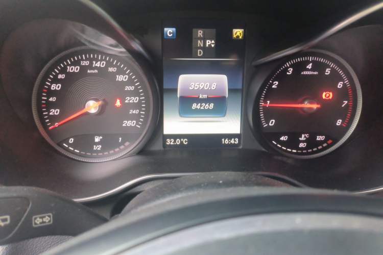 Used Mercedes-Benz GLC 2018 GLC 300 4MATIC Sport Edition Odometer Close Up