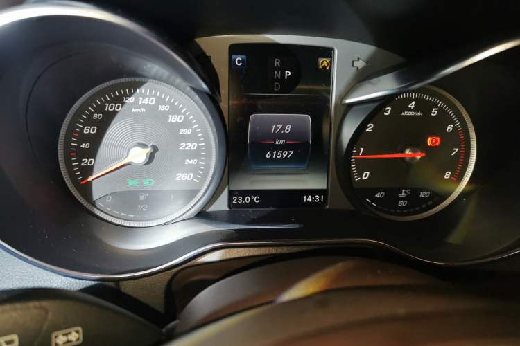 Used Mercedes-Benz GLC 2018 GLC 260 4MATIC Luxury Model Odometer Close Up