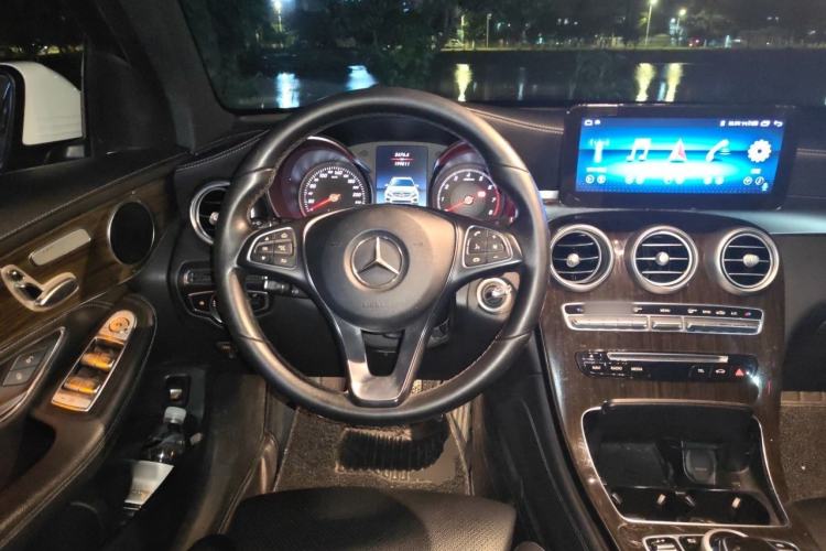 Used Mercedes-Benz GLC 2018 GLC 260 4MATIC Luxury Model Steering Wheel