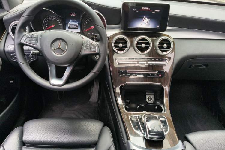Used Mercedes-Benz GLC 2018 Facelift GLC 260 4MATIC Luxury Edition Center Console