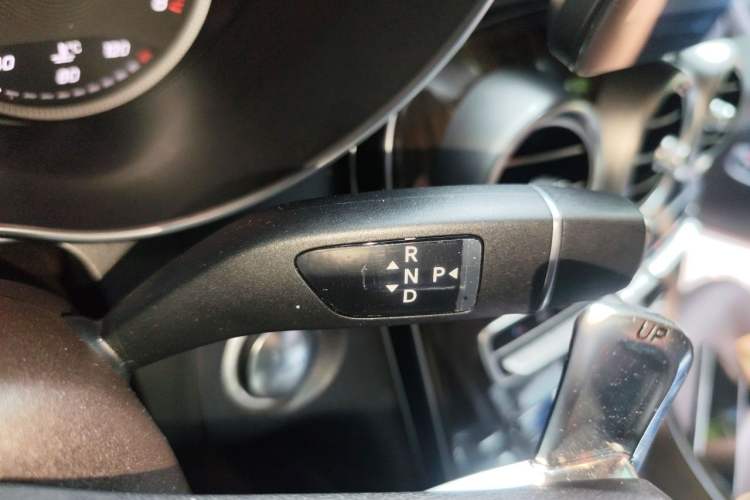 Used Mercedes-Benz GLC 2018 Facelift GLC 260 4MATIC Luxury Edition Gear Lever