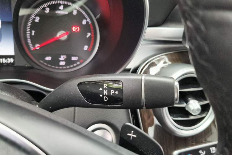 Used Mercedes-Benz GLC 2018 Facelift GLC 260 4MATIC Luxury Edition Gear Lever