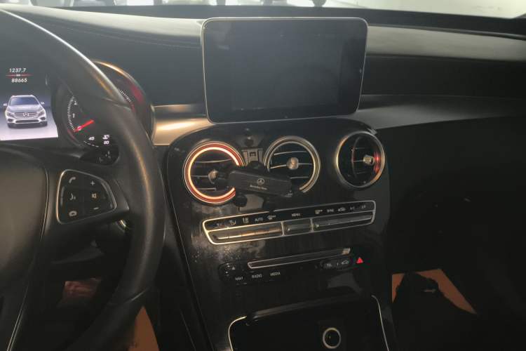 Used Mercedes-Benz GLC 2018 GLC 260 4MATIC Dynamic Edition Audio And AC Panel