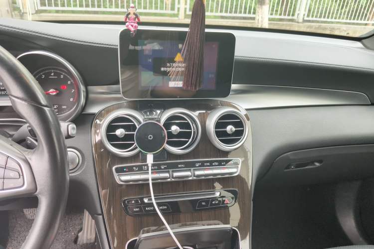 Used Mercedes-Benz GLC 2018 GLC 260 4MATIC Dynamic Edition Audio And AC Panel