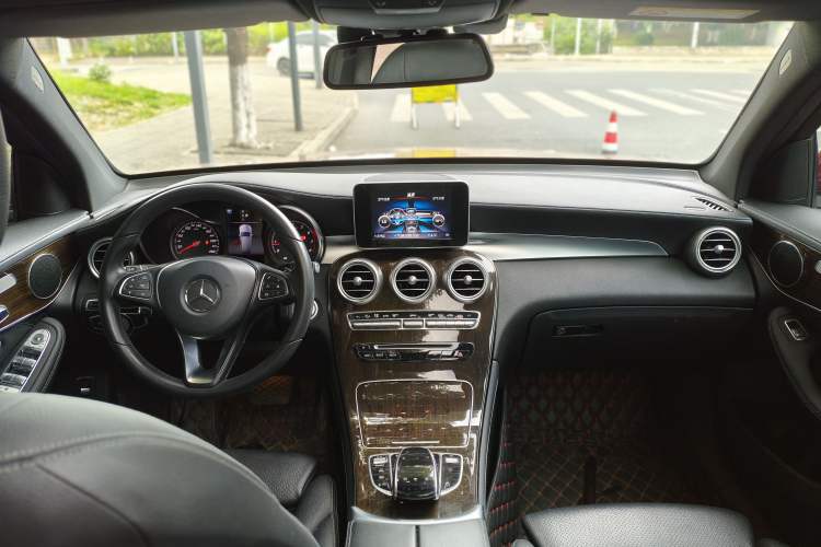 Used Mercedes-Benz GLC 2018 Facelifted GLC 260 4MATIC Dynamic Edition Center Console