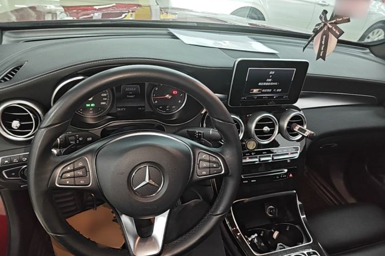 Used Mercedes-Benz GLC 2018 GLC 260 4MATIC Luxury Model Center Console