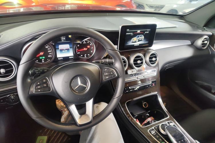 Used Mercedes-Benz GLC 2018 Facelifted GLC 260 4MATIC Dynamic Edition Interior 2