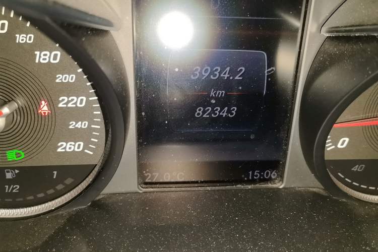 Used Mercedes-Benz GLC 2018 GLC 200 4MATIC Odometer Close Up