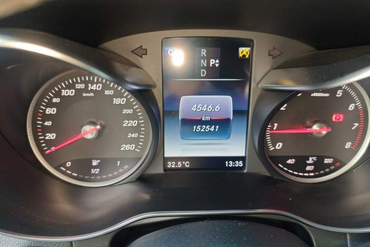 Used Mercedes-Benz GLC 2018 GLC 260 4MATIC Dynamic Edition Odometer Close Up