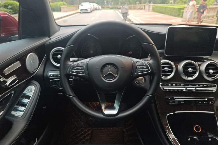 Used Mercedes-Benz GLC 2018 Facelift GLC 260 4MATIC Luxury Edition Steering Wheel