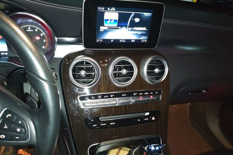 Used Mercedes-Benz GLC 2018 GLC 260 4MATIC Dynamic Edition Audio And AC Panel