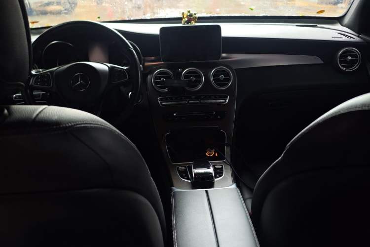 Used Mercedes-Benz GLC 2018 Refreshed GLC 300 4MATIC Dynamic Edition Center Console