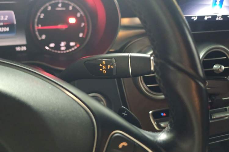 Used Mercedes-Benz GLC 2018 Refreshed GLC 300 4MATIC Dynamic Edition Gear Lever