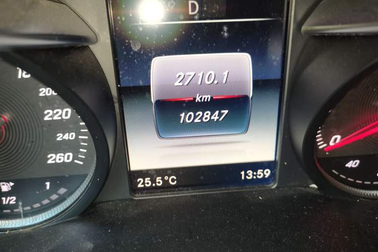 Used Mercedes-Benz GLC 2018 GLC 300 4MATIC Sport Edition Odometer Close Up