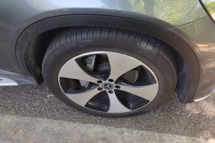 Used Mercedes-Benz GLC 2018 GLC 300 4MATIC Sport Edition Right Front Wheel Hub