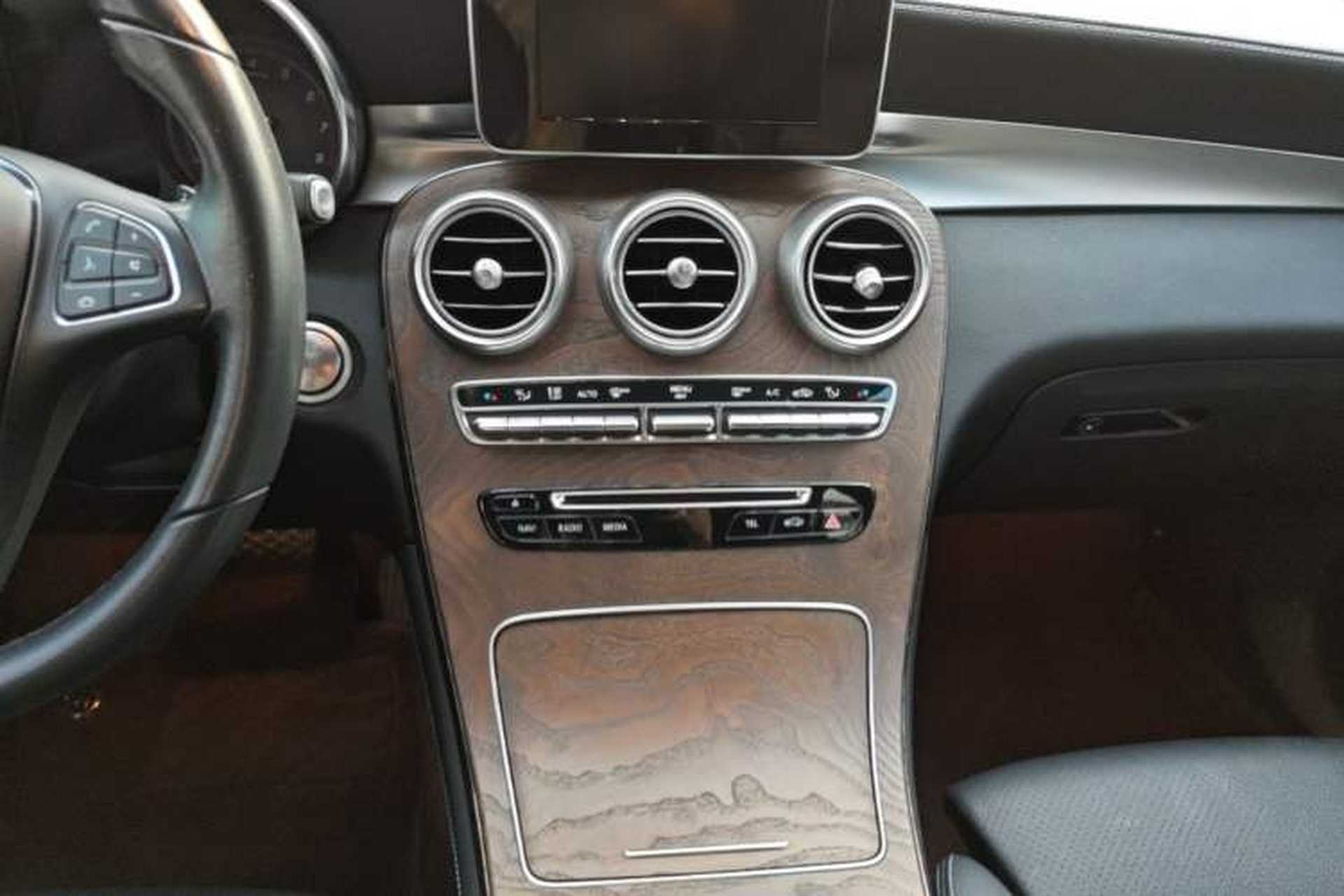 Used Mercedes-Benz GLC 2018 GLC 300 4MATIC Sport Edition Audio And AC Panel