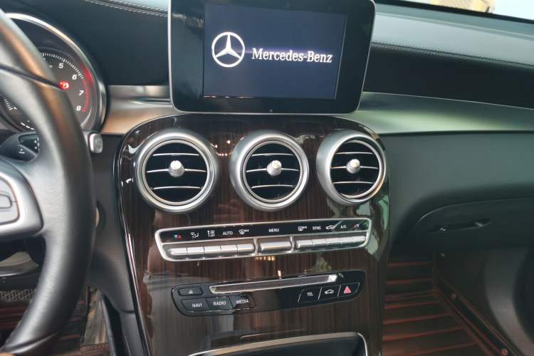 Used Mercedes-Benz GLC 2018 Facelift GLC 260 4MATIC Luxury Edition Audio And AC Panel