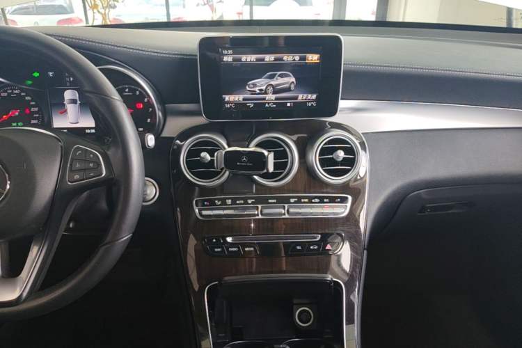 Used Mercedes-Benz GLC 2018 Facelift GLC 260 4MATIC Luxury Edition Audio And AC Panel