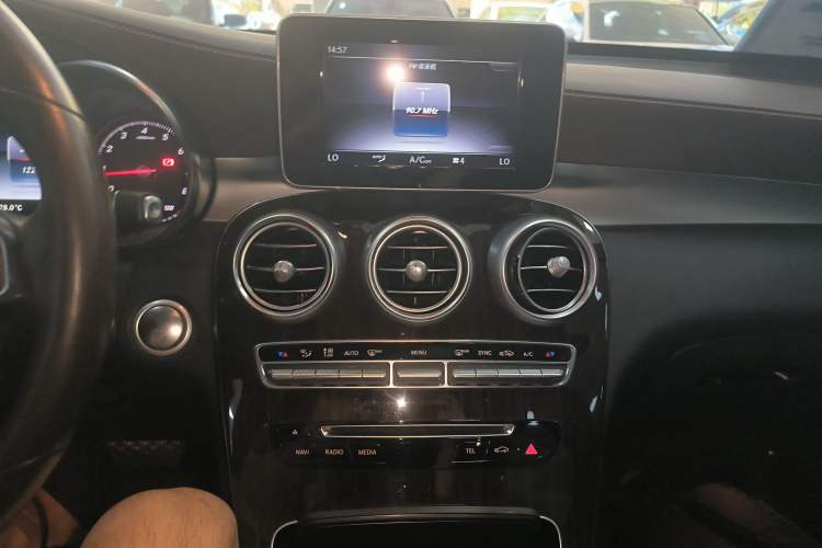 Used Mercedes-Benz GLC 2018 Facelift GLC 260 4MATIC Luxury Edition Audio And AC Panel