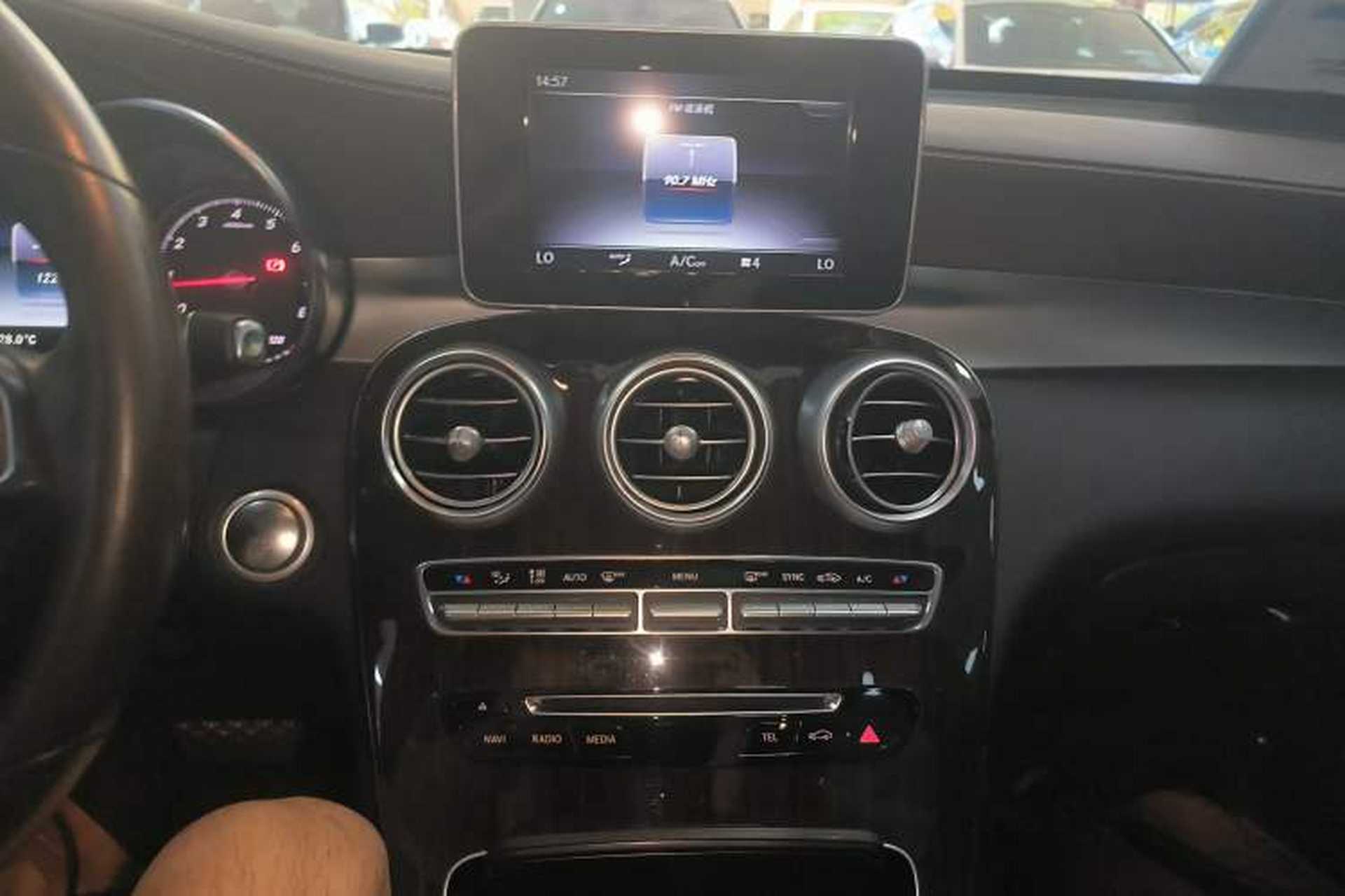 Used Mercedes-Benz GLC 2018 Facelift GLC 260 4MATIC Luxury Edition Audio And AC Panel