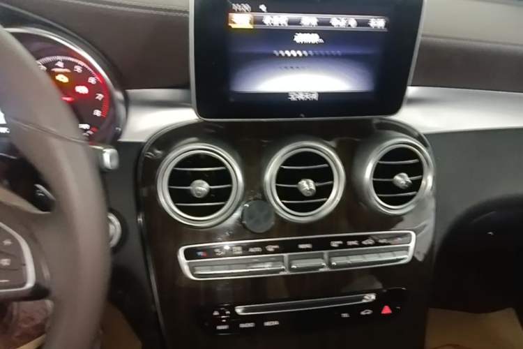 Used Mercedes-Benz GLC 2018 Facelift GLC 260 4MATIC Luxury Edition Audio And AC Panel